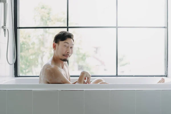 Roligt Lustigt Uttryck För Asiatisk Man Badkaret Försöka Vara Sexig — Stockfoto