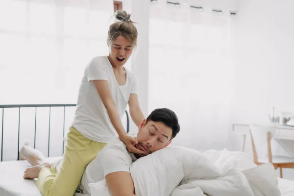 Забавная Азиатская Пара Жена Делает Мужу Больно Массаж Белой Спальне — стоковое фото