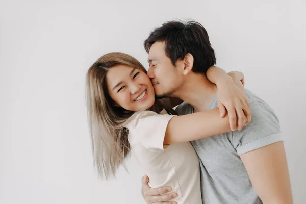 Porträt Von Schönen Paar Asiatische Liebhaber Isoliert Auf Weißem Hintergrund — Stockfoto