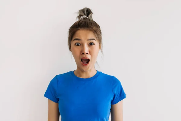 Шокированное Смешное Азиатское Лицо Женщины Чувствующей Себя Невероятно Изолированной Белого — стоковое фото
