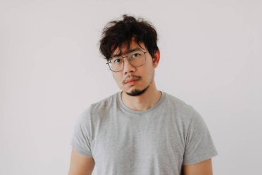 Romantik Asyalı çift aşığı akşam yemeği için birbirini kucaklıyor..