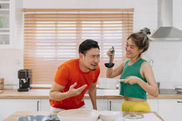 Pasangan Asia Yang Lucu Reaksi Lucu Suami Mencicipi Makanan Yang — Stok Foto