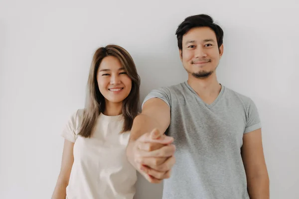 Gelukkig Glimlachen Aziatisch Paar Staande Geïsoleerd Witte Achtergrond — Stockfoto