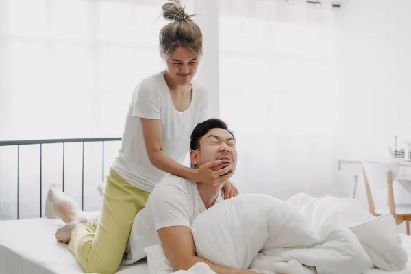Drôle Asiatique Couple Femme Donnant Mari Mal Massage Dans Blanc — Photo