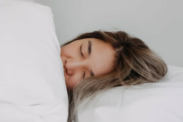 Szczęśliwa Azjatka Nadal Śpi Spokojnie Rano — Zdjęcie stockowe