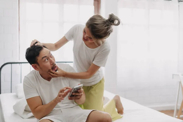 Asiatin Wütend Auf Mann Der Ständig Telefon Chattet Lustiges Paar — Stockfoto