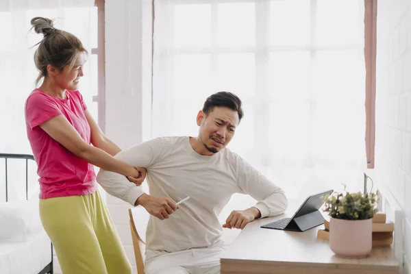 Asiatische Frau Bittet Ehemann Aufzuhören Mit Tablet Arbeiten Und Zuzusehen — Stockfoto