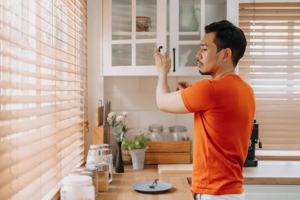 Pria Asia Menyiapkan Sarapan Mudahnya Dapur Pagi Hari Yang Hangat — Stok Foto
