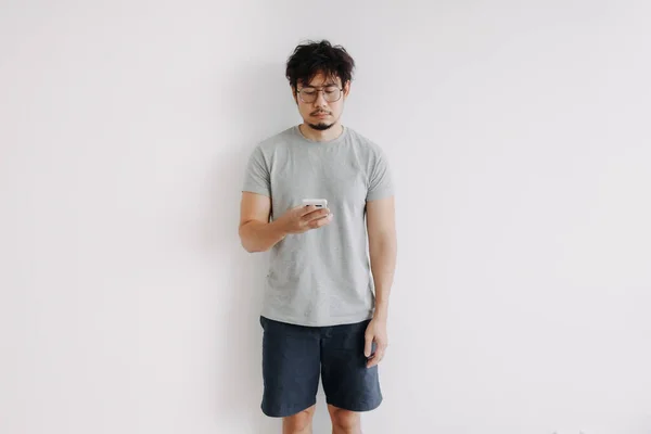 Sıkıcı Asyalı Adam Cep Telefonu Uygulaması Kullanıyor Sıkıcı Bir Şekilde — Stok fotoğraf