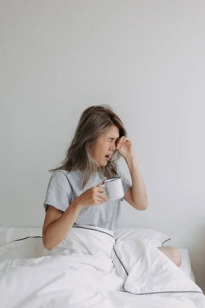 亚洲女人早上在白色卧室里举杯咖啡 空荡荡的 — 图库照片