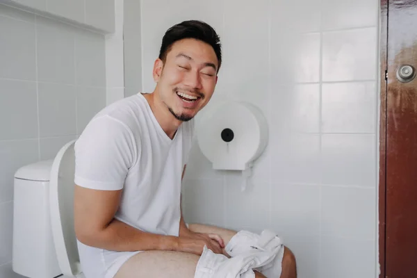 Engraçado Rosto Feliz Asiático Homem Capaz Cocô Depois Sofrem Constipação — Fotografia de Stock