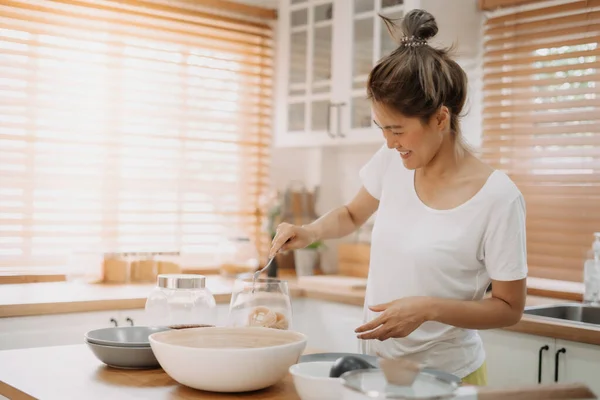 Wanita Asia Menikmati Memasak Mie Sederhana Dapur Sebagai Hobi — Stok Foto