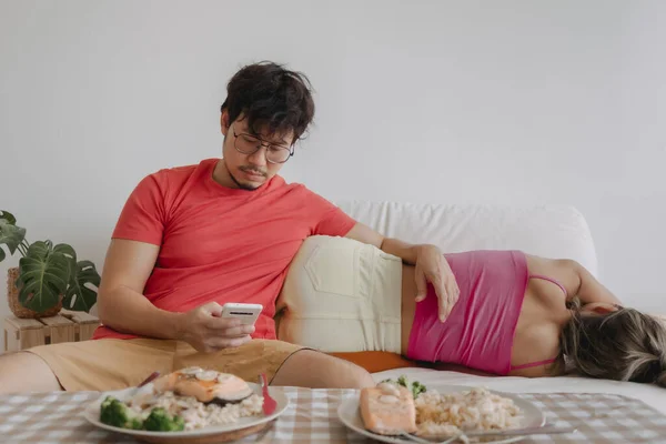 Funny Asian Bosan Pasangan Ruang Tamu Dalam Konsep Membosankan Kehidupan — Stok Foto