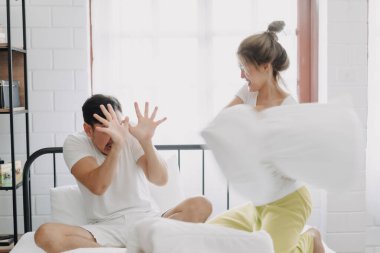 Komik Asyalı çift, kızgın eş kocasına beyaz yatak odasında yastıkla vurdu..