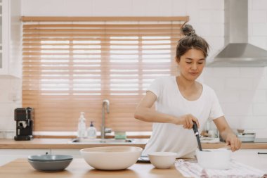 Asyalı kadın servis edilecek çorbayı getiriyor..