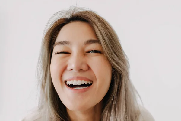 Glad Leende Och Skratta Ansikte Asiatisk Kvinna Porträtt Isolerad Vit — Stockfoto