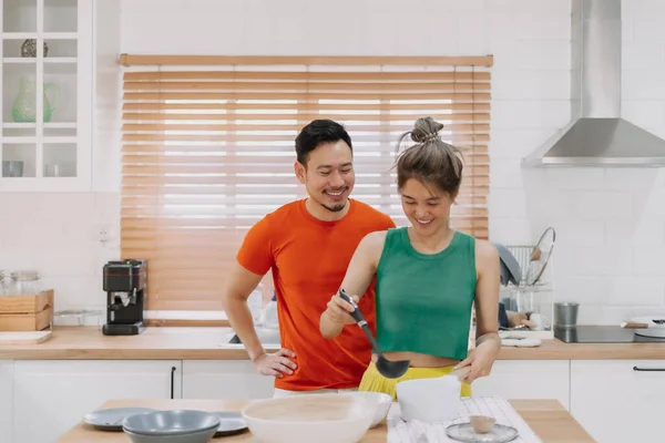 Suami Melihat Istri Yang Memasak Makan Siang Untuknya Selamat Asia — Stok Foto