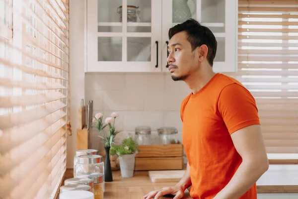 Pria Asia Yang Tenang Dapur Pagi Hari Menyiapkan Sarapan Mudahnya — Stok Foto