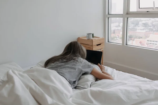 アジアの女性は午前中にタブレットPcで寝る 初期のオンライン作品 — ストック写真