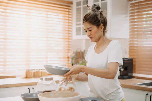 Wanita Asia Menikmati Memasak Mie Sederhana Dapur Sebagai Hobi — Stok Foto