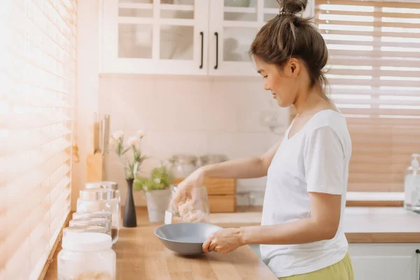 Wanita Asia Menyiapkan Sarapan Dapur Pagi Hari — Stok Foto