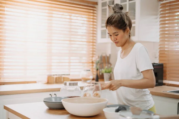 Istri Asia Memasak Dan Menyiapkan Mie Untuk Suami Dapur — Stok Foto