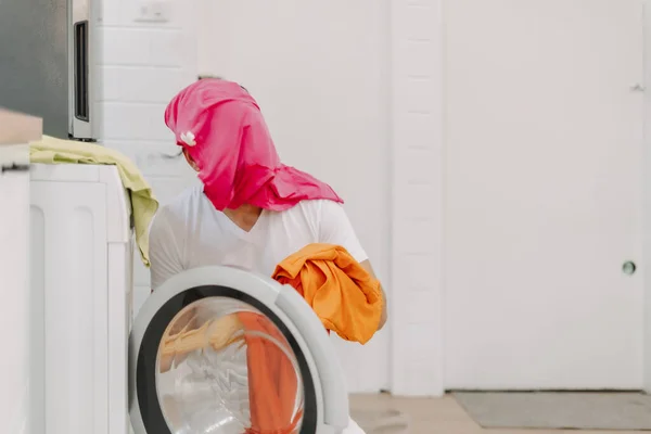 Zabawny Płaczący Mąż Wyrzucony Kupą Ubrań Twarzy Prania — Zdjęcie stockowe