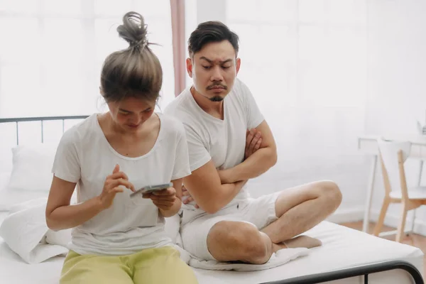 Asiatisch Ehemann Peeking Ehefrau Chattet Telefon Wenn Sie Könnte Hat — Stockfoto