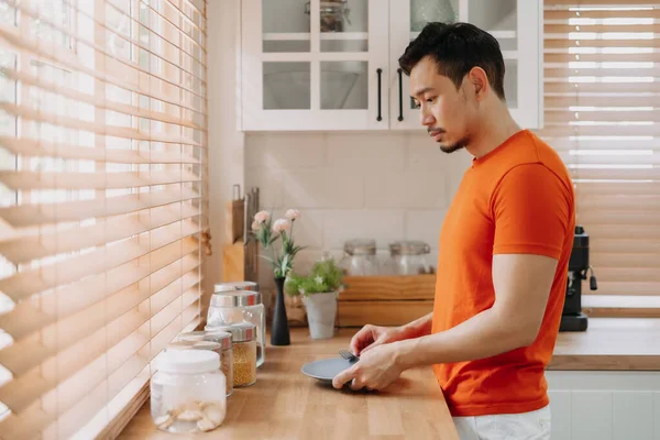 Ásia Homem Preparar Seu Fácil Pequeno Almoço Cozinha Quente Luz — Fotografia de Stock