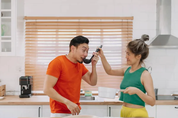 Pasangan Asia Yang Lucu Reaksi Lucu Suami Mencicipi Makanan Yang — Stok Foto
