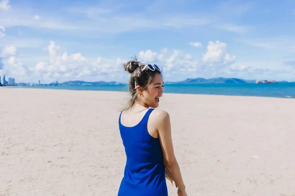 Szczęśliwy Uśmiech Azjatycka Kobieta Niebieskiej Sukience Spacery Słonecznej Plaży Pattaya — Zdjęcie stockowe