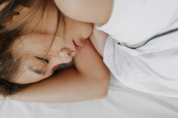 Mulher Asiática Dormindo Acordar Tarde Muito Conforto Manhã — Fotografia de Stock