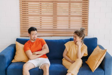 Asyalı çift aşığı evdeki kanepede oturmuş tartışıyor..