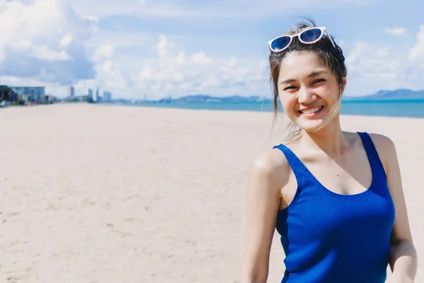 Szczęśliwa Azjatka Niebieskiej Sukience Spacerująca Plaży Pattaya Tajlandia — Zdjęcie stockowe