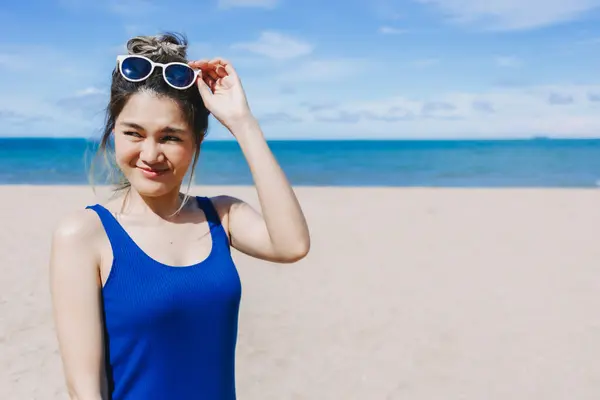Szczęśliwa Wesoła Azjatycka Kobieta Niebieskiej Sukience Słonecznej Plaży Tajlandii — Zdjęcie stockowe