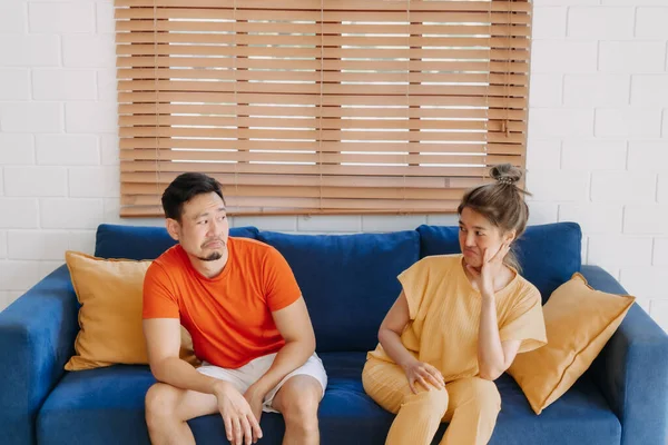 Asyalı çift aşığı evdeki kanepede oturmuş tartışıyor..