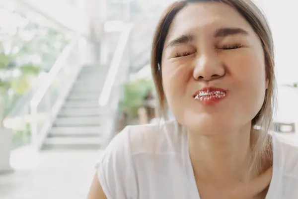 Szczęśliwy Brudne Usta Azji Kobieta Jedzenie Ciasto Kawiarnia — Zdjęcie stockowe