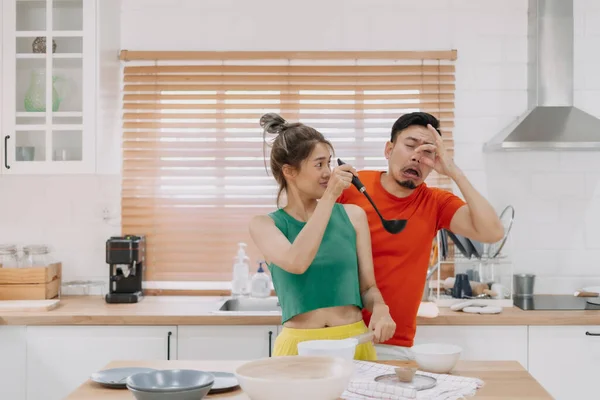 Engraçado Casal Asiático Reação Hilária Marido Prova Comida Cozinha Esposa — Fotografia de Stock