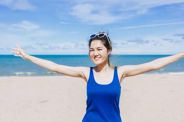 Szczęśliwa Wesoła Azjatycka Kobieta Niebieskiej Sukience Słonecznej Plaży Tajlandii — Zdjęcie stockowe