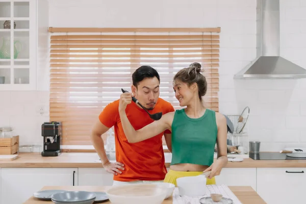 Istri Asia Memasak Untuk Suami Dan Merasakan Makanan Lezat Dengan — Stok Foto