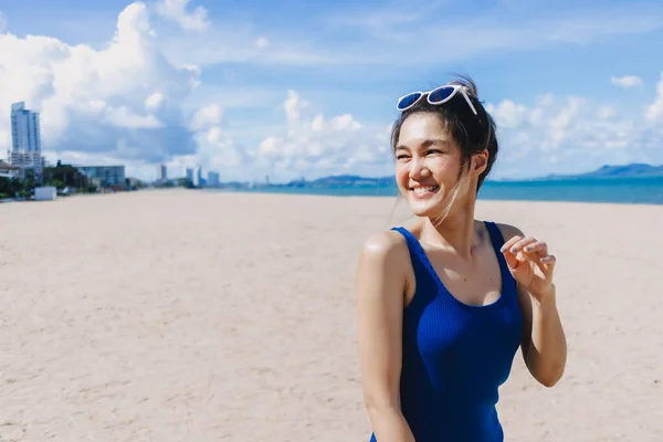 Szczęśliwy Uśmiech Azjatycka Kobieta Niebieskiej Sukience Spacery Słonecznej Plaży Pattaya — Zdjęcie stockowe