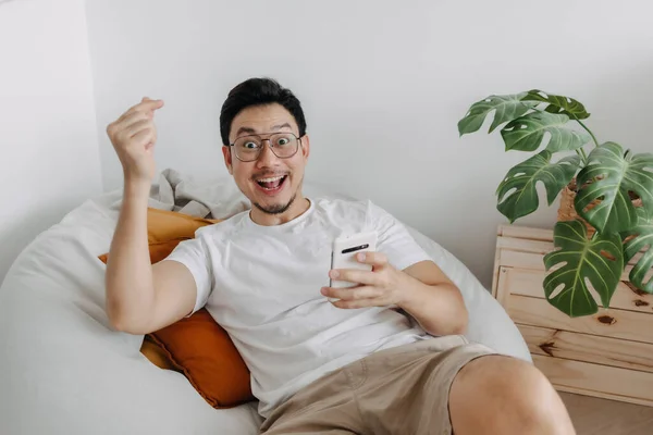 Szczęśliwy Śmieszne Twarz Azji Człowiek Zaskoczony Reklama Smartfon Zdjęcia Stockowe bez tantiem