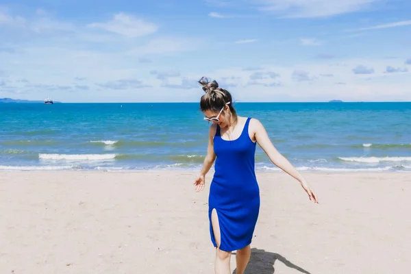 Азиатская Женщина Ходит Солнечному Пляжу Лицом Избегая Солнечного Света Стоковое Изображение