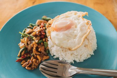 Khao Kraprao Moosub Khai Dow ya da Tayland pirinçli kızarmış domuz ve sahanda yumurta..