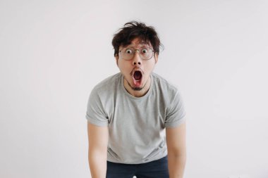 Sıkıcı saçlı Asyalı adam şaşırdı ve şaşırdı..