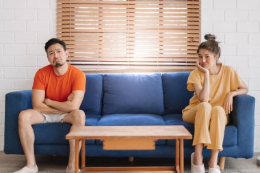 Asyalı çift aşığı kanepeye boş ürünlere bakarken mutsuz oluyor..