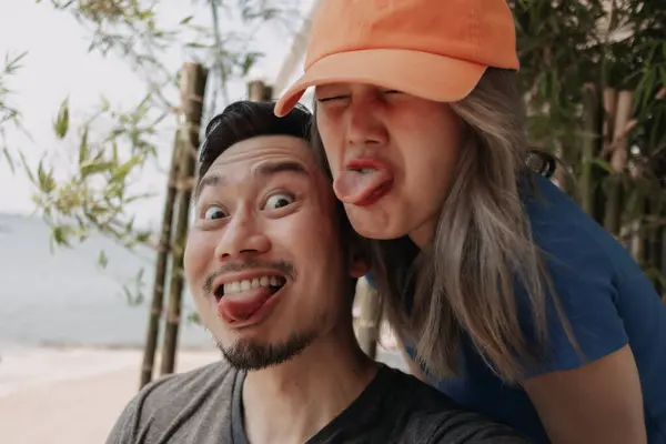 Roligt Ansikte Selfie Vackra Asiatiska Par Man Och Kvinna — Stockfoto