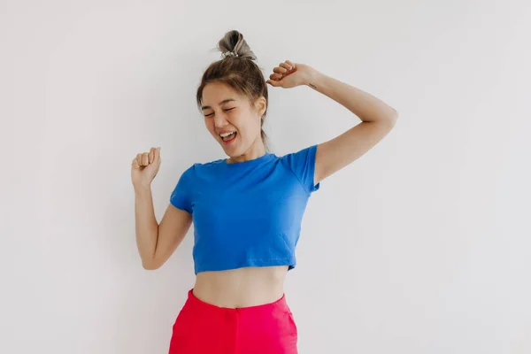 Mutlu Asyalı Kadın Portresi Renkli Giysiler Içinde Beyaz Tenli — Stok fotoğraf