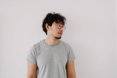 Romantik Asyalı çift aşığı akşam yemeği için birbirini kucaklıyor..