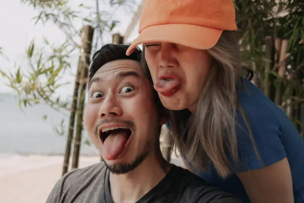 Wajah Lucu Dari Selfie Pasangan Indah Asia Pria Dan Wanita — Stok Foto